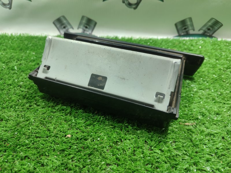 Пепельница Toyota Carina 1989 st170