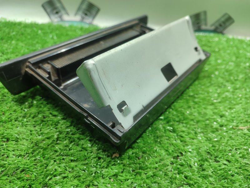 Пепельница Toyota Carina 1989 st170