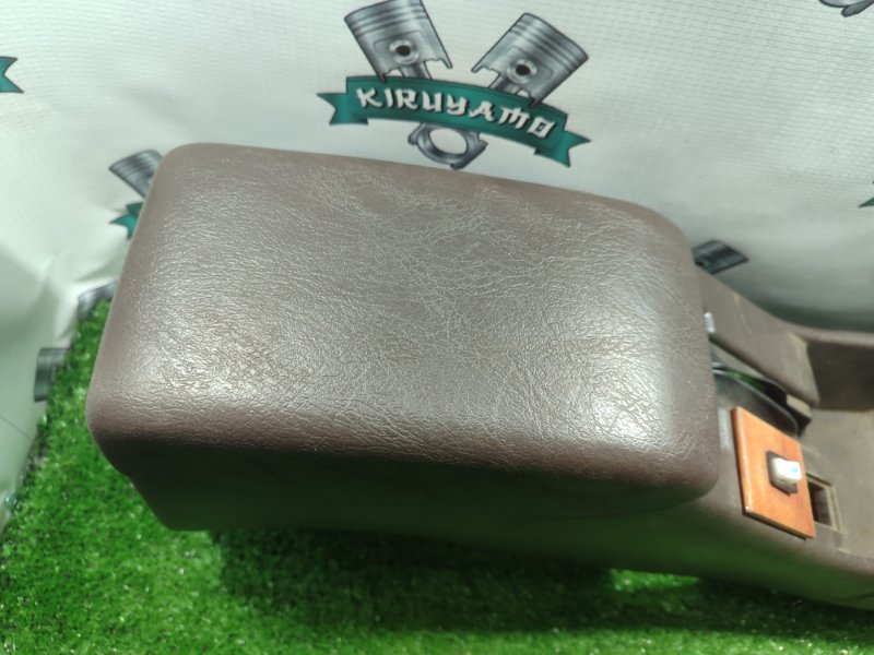 Консоль между сидений Toyota Carina 1989 st170