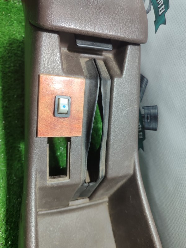 Консоль между сидений Toyota Carina 1989 st170