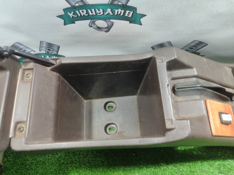 Консоль между сидений Toyota Carina 1989 st170