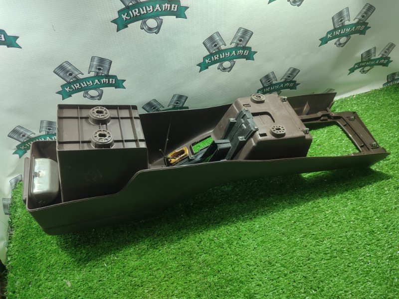 Консоль между сидений Toyota Carina 1989 st170