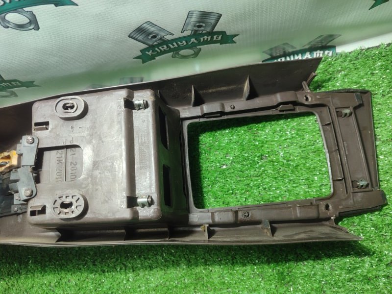 Консоль между сидений Toyota Carina 1989 st170