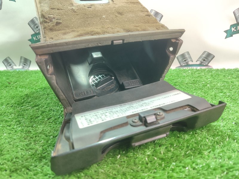 Подстаканник Toyota Carina 1989 st170