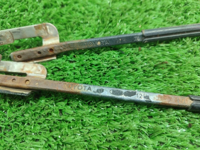 Щёткодержатель поводок Toyota Carina 1989 st170