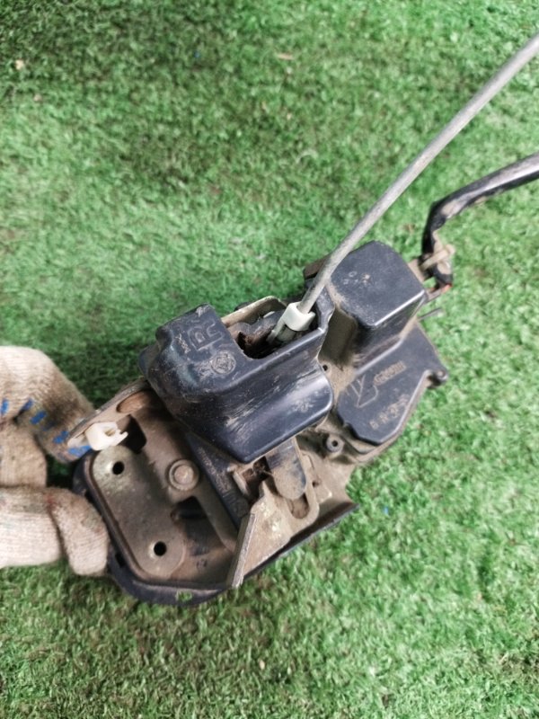 Замок боковой двери Mazda Capella 1998