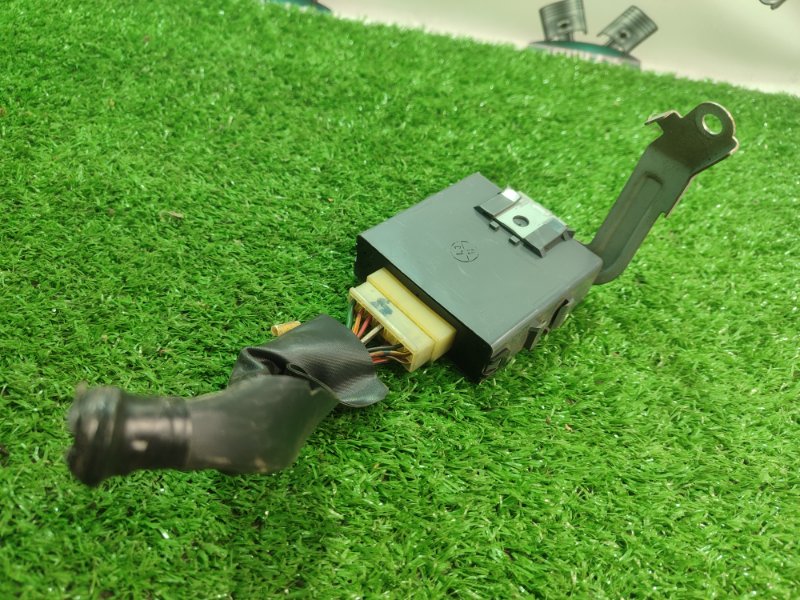 Блок управления дверьми Toyota Carina 1989 st170