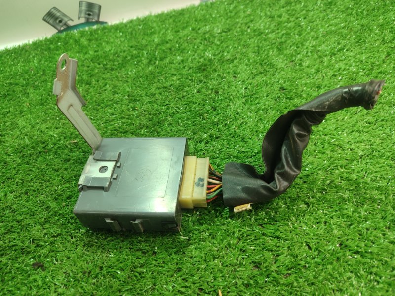 Блок управления дверьми Toyota Carina 1989 st170