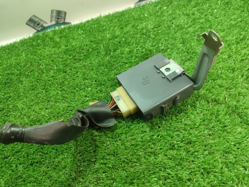 Блок управления дверьми Toyota Carina 1989 st170