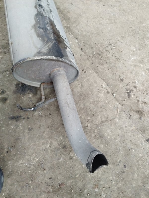 Задняя часть глушителя Лада Гранта 2012 седан