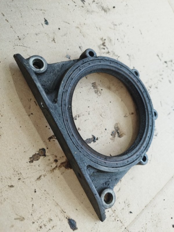 Крышка коленвала BMW 3 E30