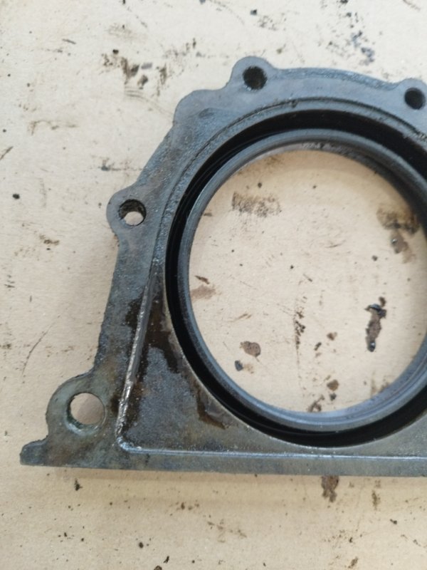 Крышка коленвала BMW 3 E30