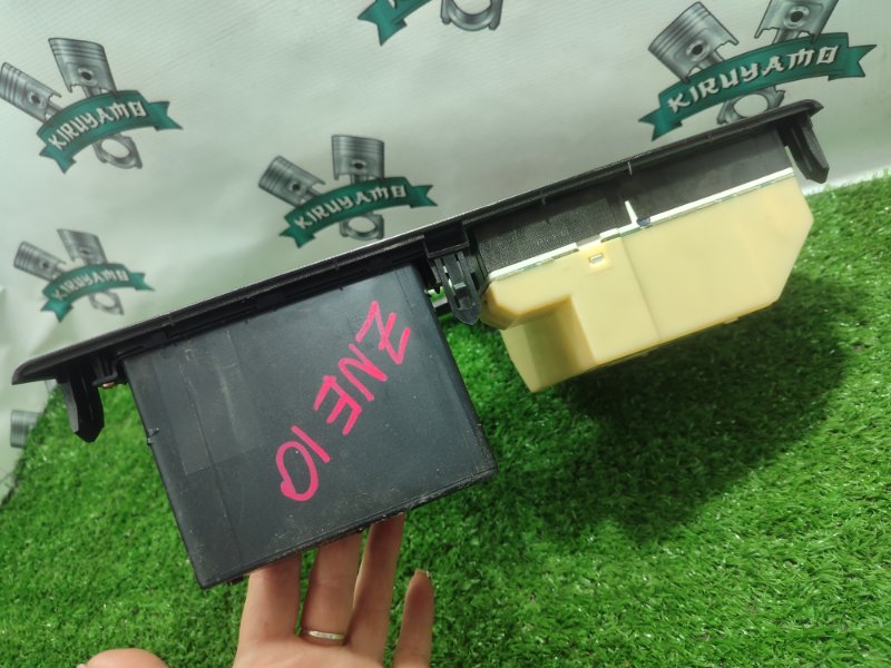 Блок управления климат-контролем TOYOTA Wish ZNE10G