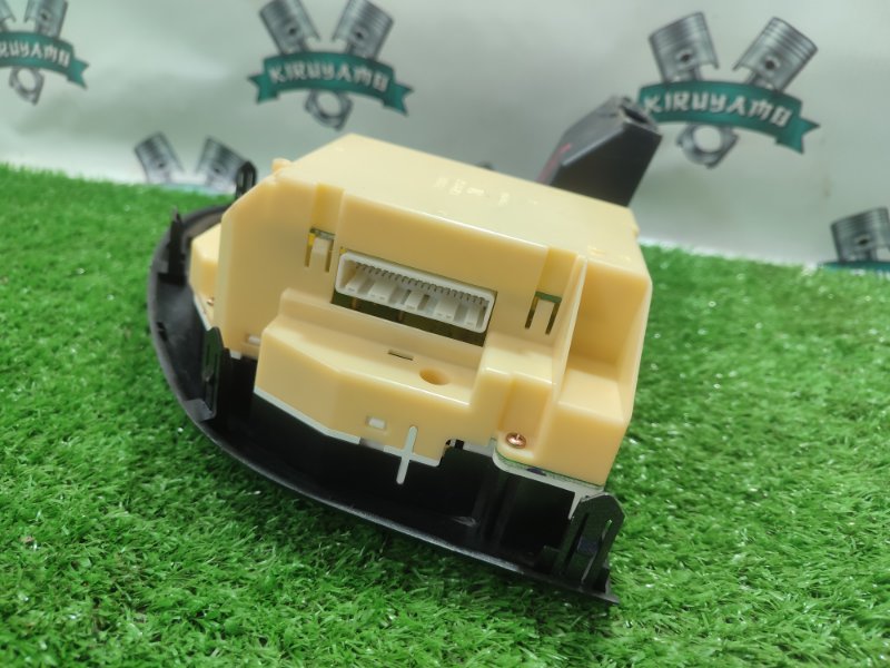 Блок управления климат-контролем TOYOTA Wish ZNE10G