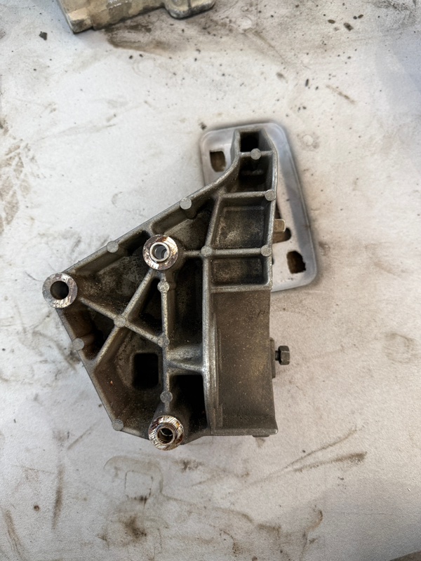 Кронштейн генератора Лада Гранта 2012 седан