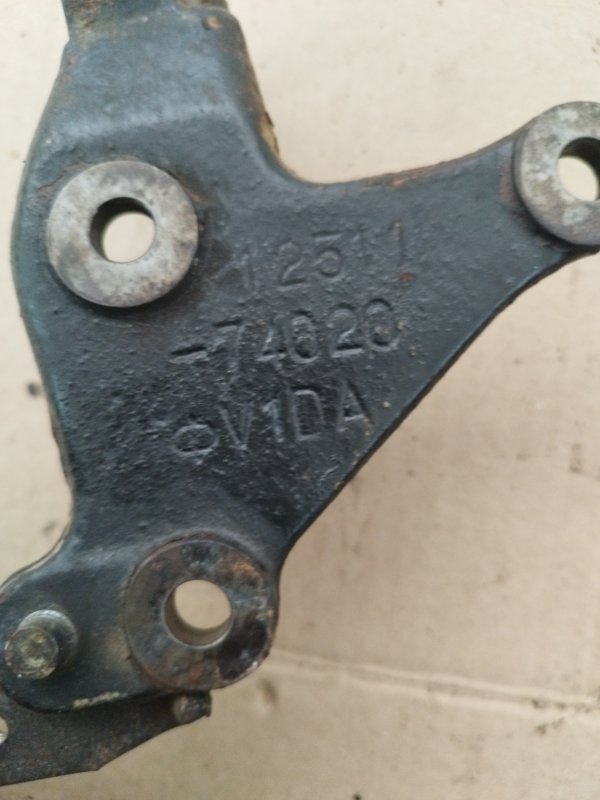 Кронштейн двигателя Toyota Carina 1989 st170