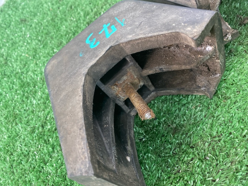 Клык бампера лада 2106 2106