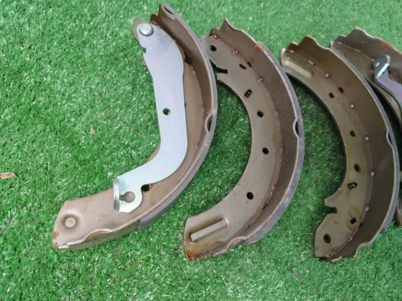 Колодки тормозные Nissan Serena C23