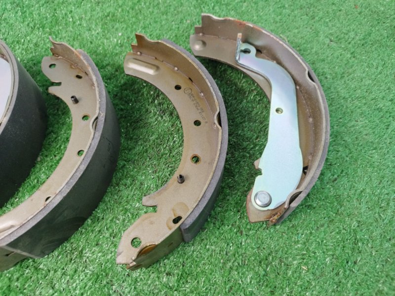 Колодки тормозные Nissan Serena C23