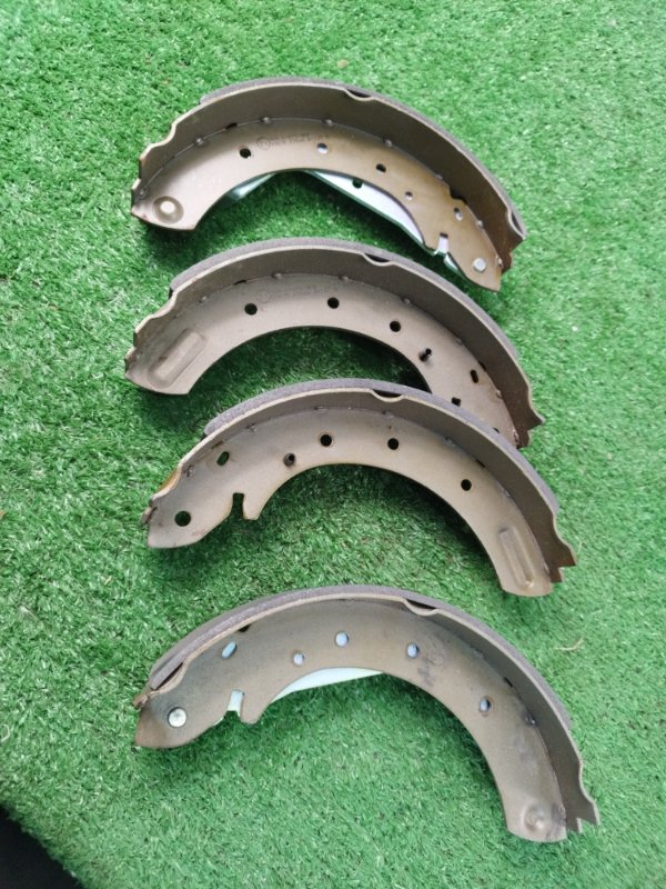 Колодки тормозные Nissan Serena C23