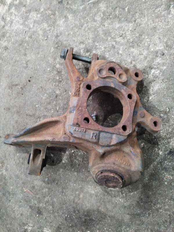 Кулак поворотный Toyota Avensis T25