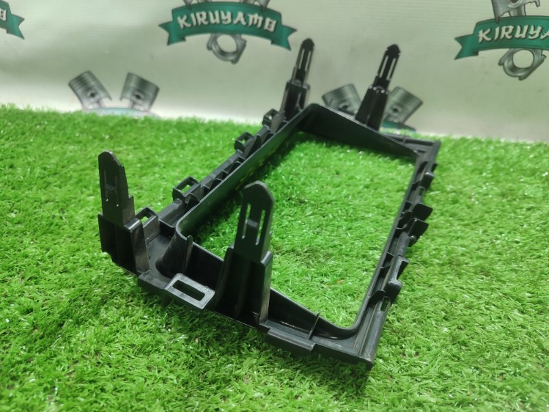 Рамка магнитолы TOYOTA Voxy ZRR70G/ZRR70W