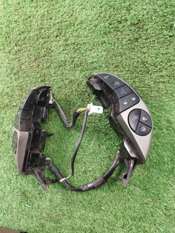 Кнопки на руль Toyota Prius ZVW30