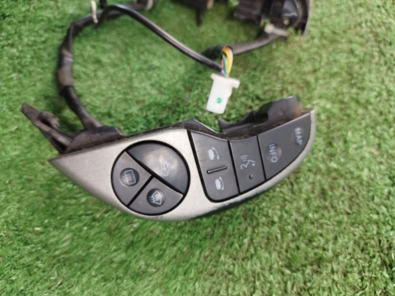 Кнопки на руль Toyota Prius ZVW30