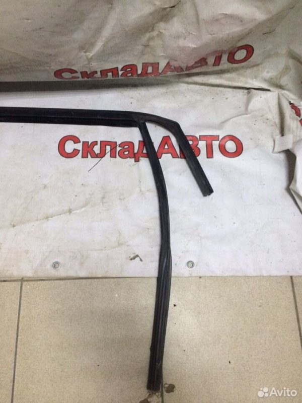 Уплотнитель стекла двери Ford Kuga