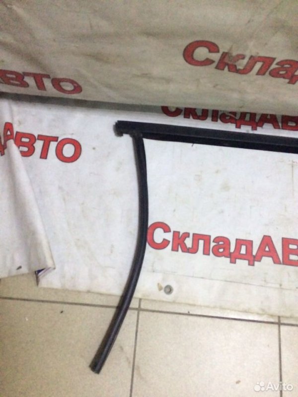 Уплотнитель стекла двери Ford Kuga