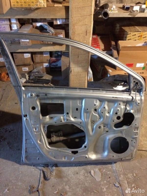 Дверь Toyota Avensis 2003-2006