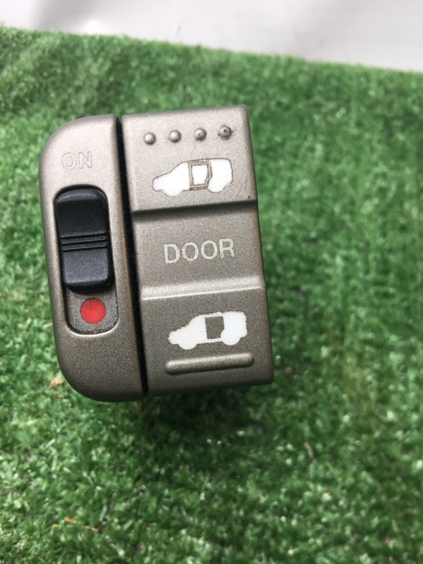 Кнопка открытия двери Honda StepWgn 2003 RF3