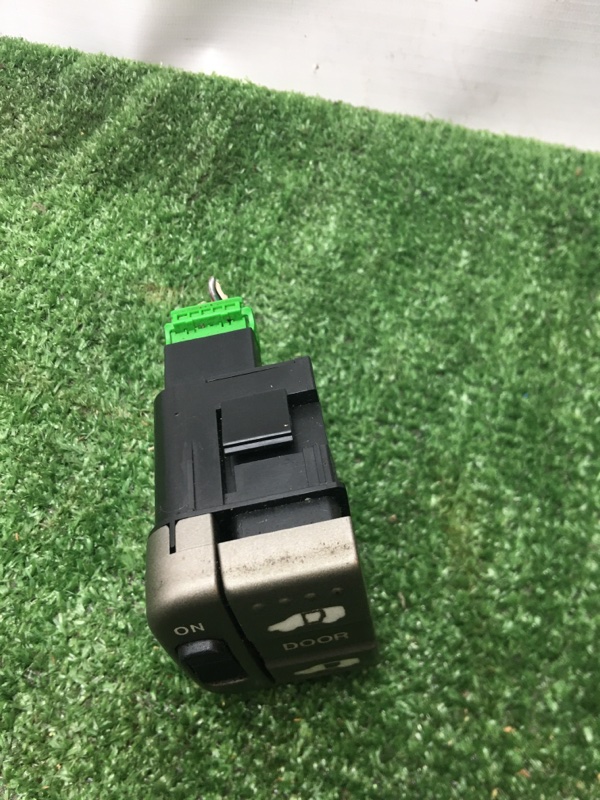 Кнопка открытия двери Honda StepWgn 2003 RF3