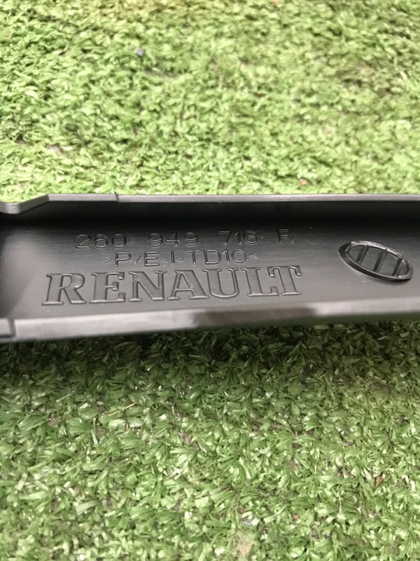 Реснички под фару Renault Logan 2014-2018
