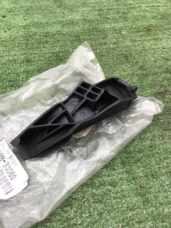 Уголок жабо Toyota Camry 2006-2011