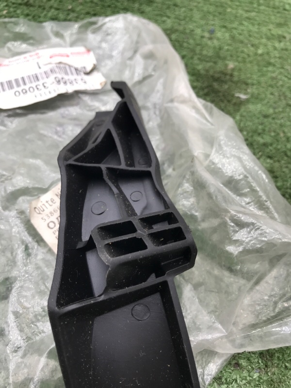 Уголок жабо Toyota Camry 2006-2011