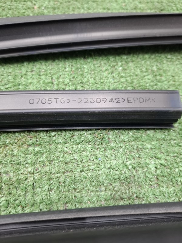 Уплотнитель стекла двери Toyota Camry 2007 ACV40