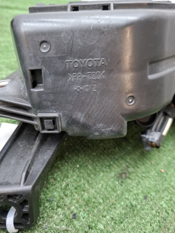 Блок предохранителей под капот Toyota Camry 2006 ACV40