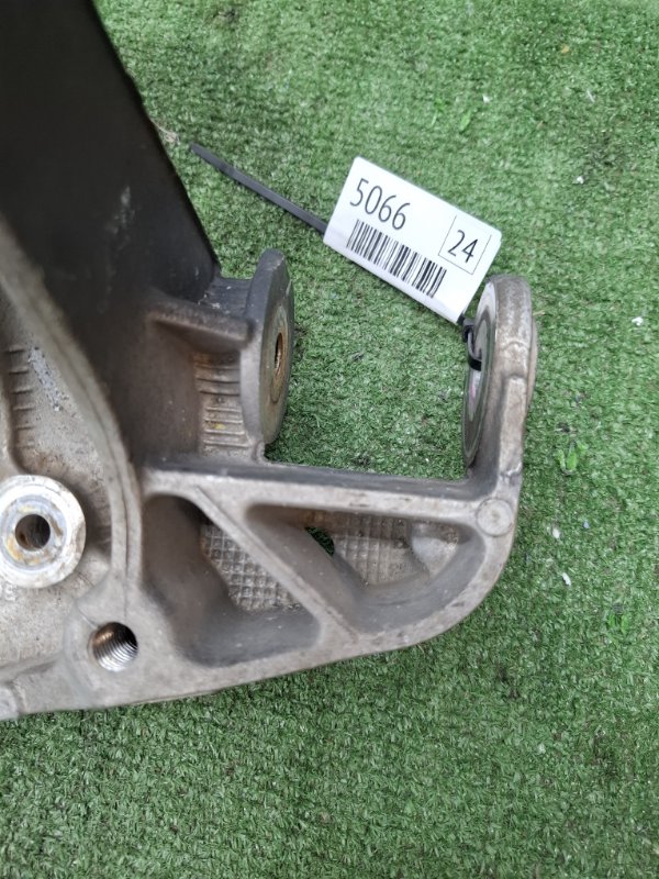 Кронштейн переднего рычага VOLKSWAGEN Touran 2011 1T3