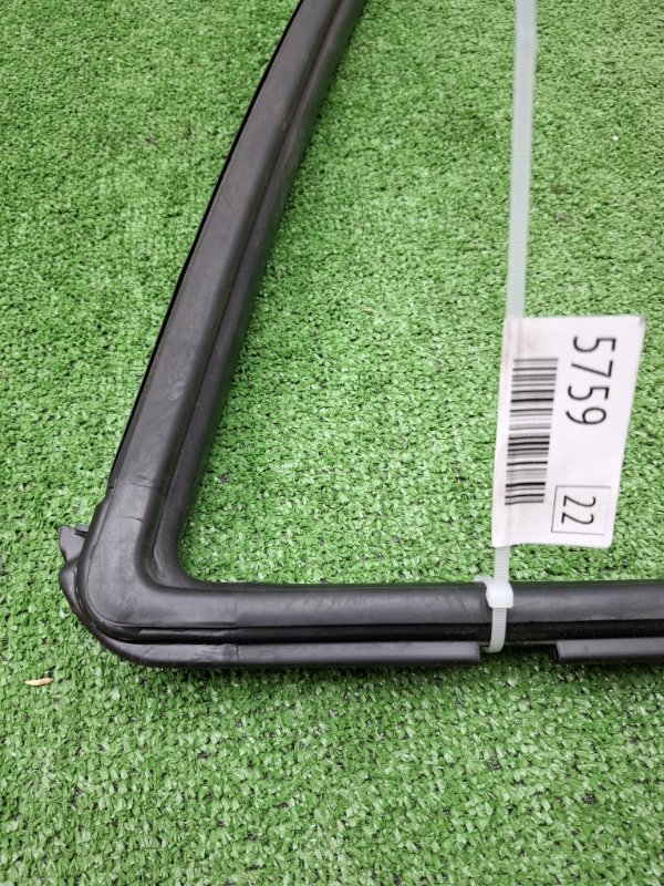 Уплотнитель стекла двери NISSAN March 2009 BNK12