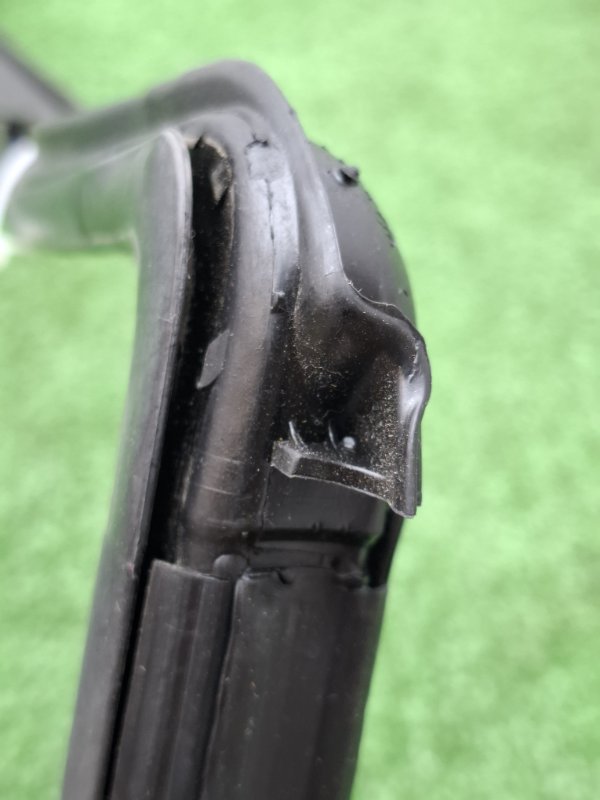 Уплотнитель стекла двери NISSAN March 2009 BNK12