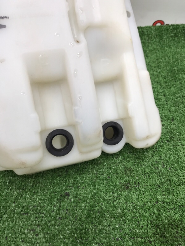 Бачок омывателя Toyota RAV4 2000-2005