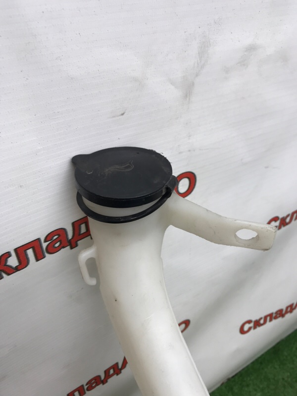 Бачок омывателя Toyota RAV4 2000-2005