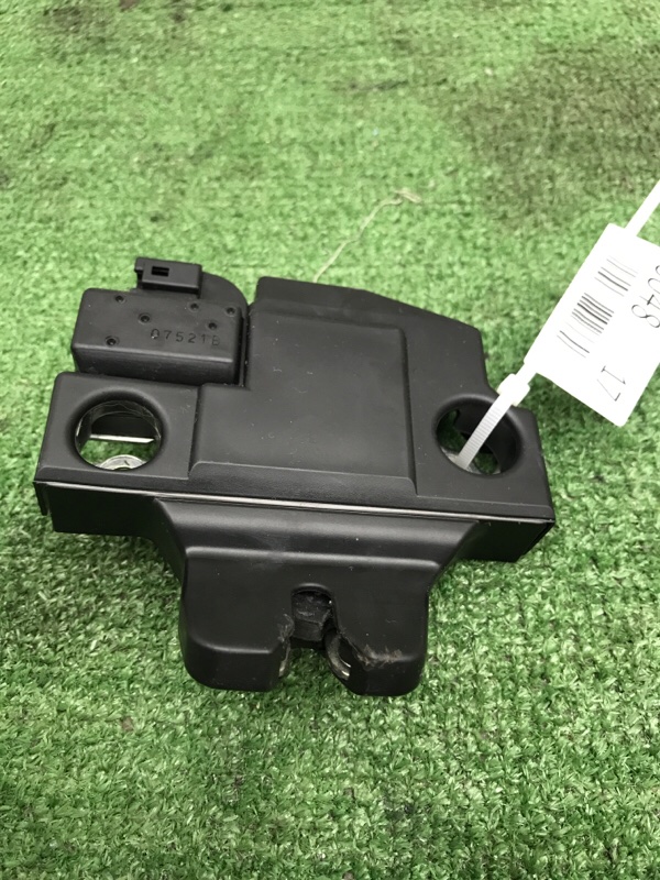 Замок крышки багажника Toyota Camry 2006 ACV40