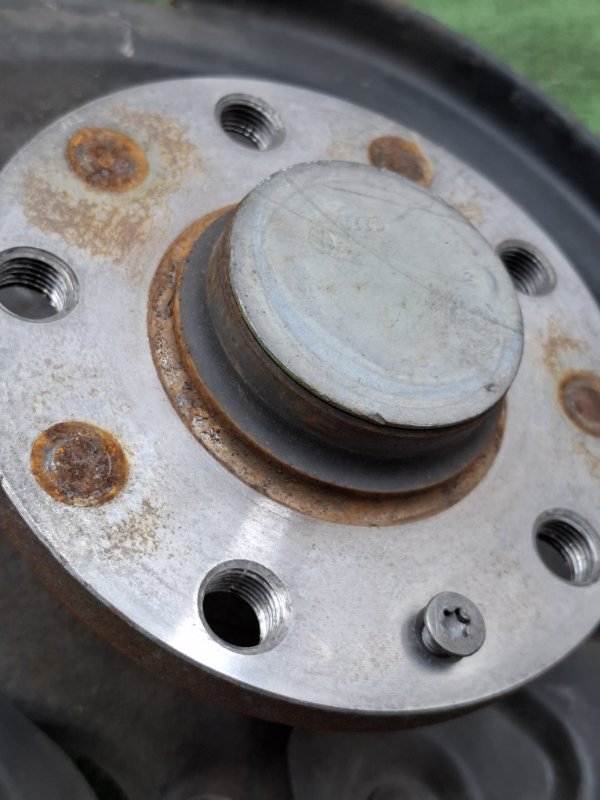 Кулак ступицы VOLKSWAGEN Touran 2011 1T3