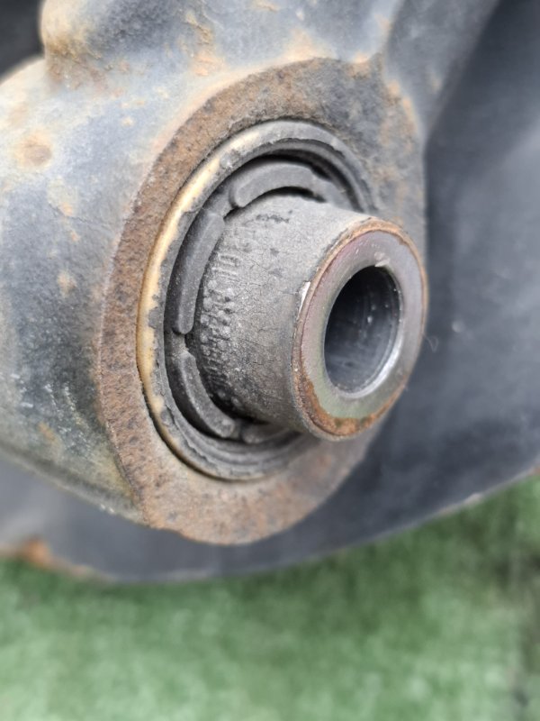 Кулак ступицы VOLKSWAGEN Touran 2011 1T3