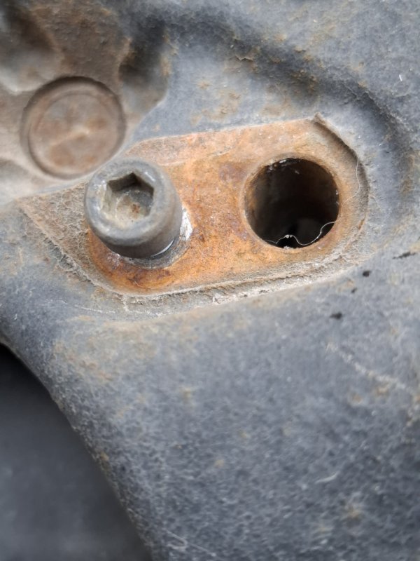 Кулак ступицы VOLKSWAGEN Touran 2011 1T3