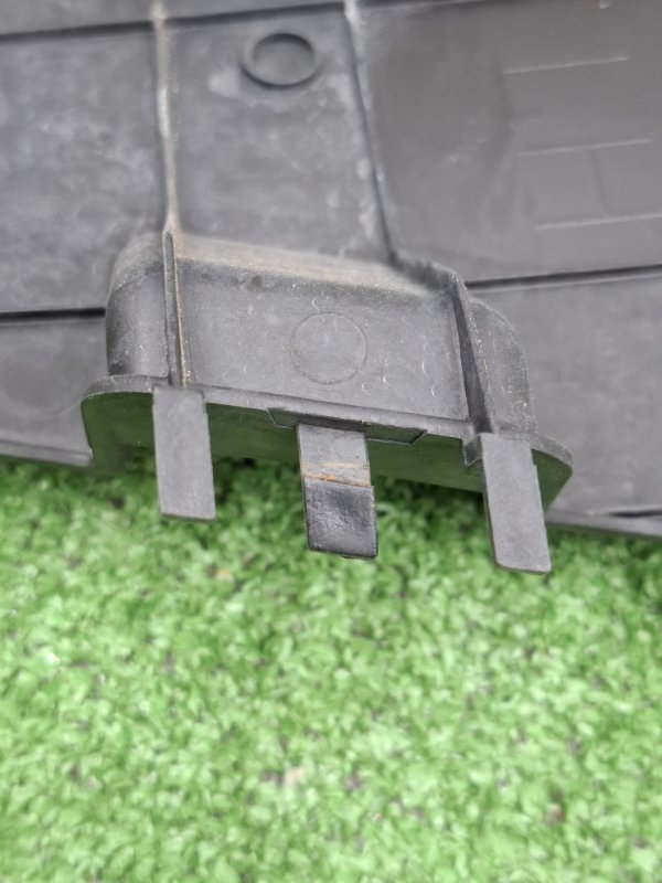 Дефлектор радиатора Toyota AVENSIS 2012 ZRT272