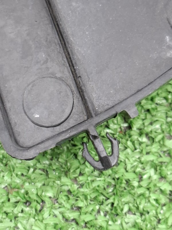 Дефлектор радиатора Toyota AVENSIS 2012 ZRT272