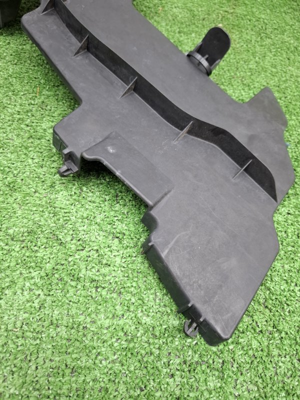 Дефлектор радиатора Toyota AVENSIS 2012 ZRT272